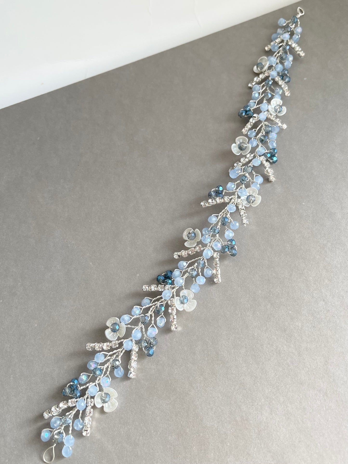 Coiffe de mariage bleu marine