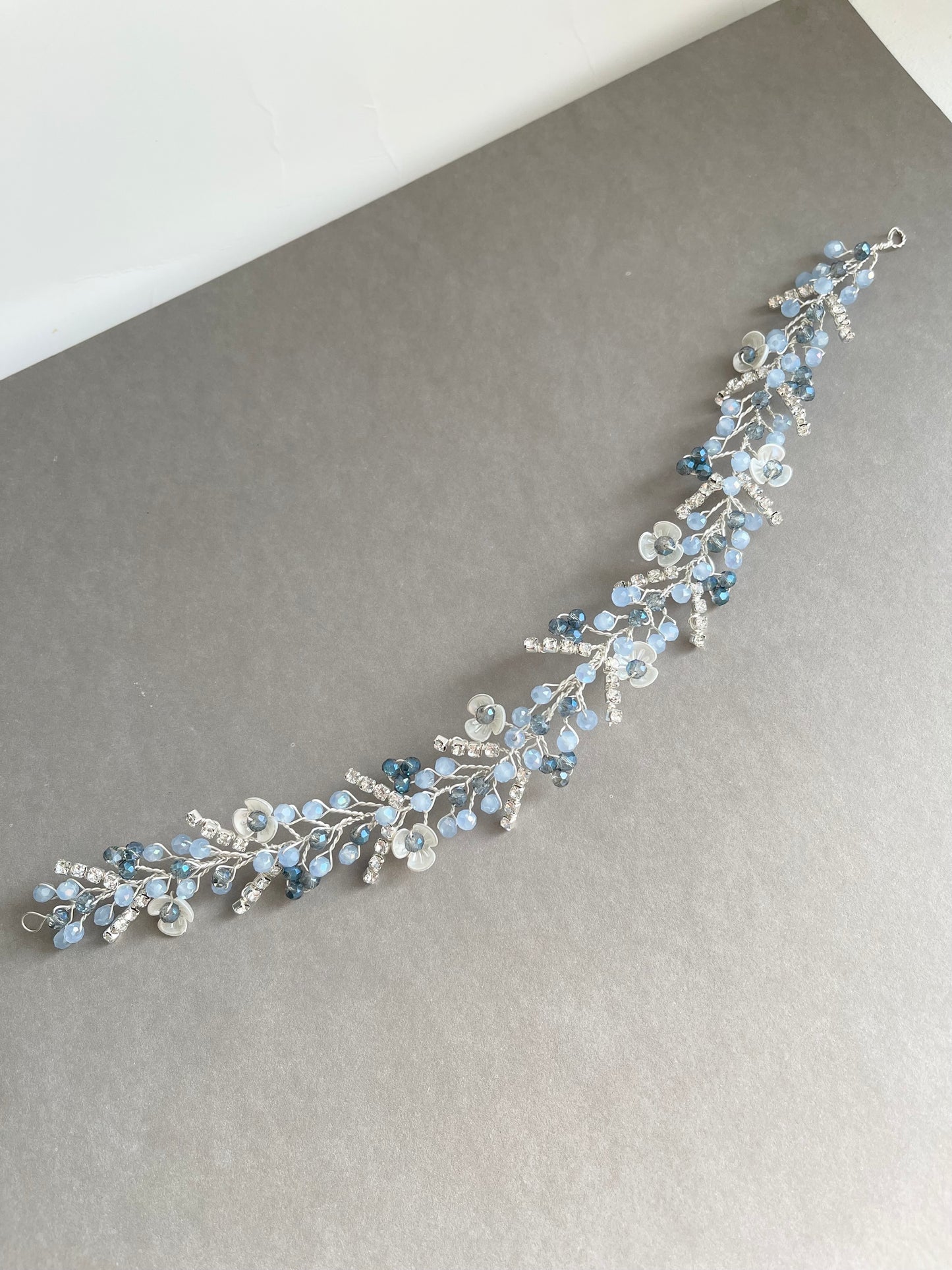 Coiffe de mariage bleu marine